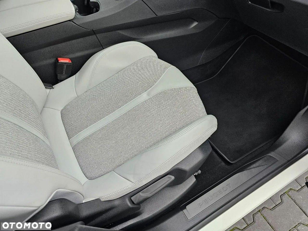 Peugeot 5008 1.6 PureTech Allure S&S EAT8 - 35