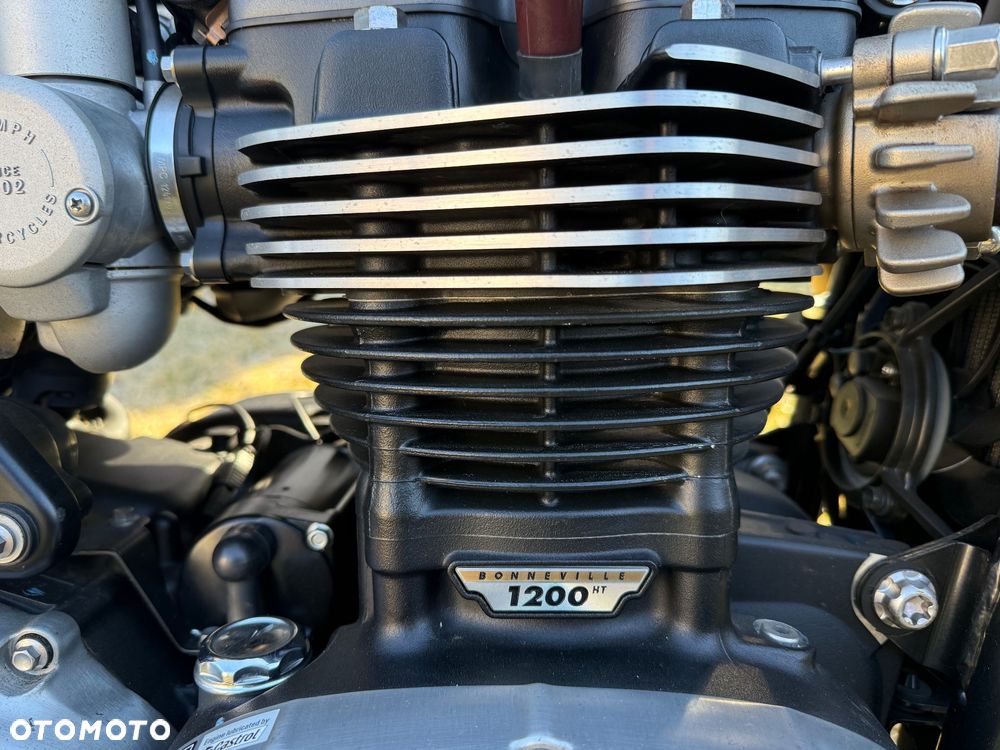 Triumph Bonneville Bobber - 11