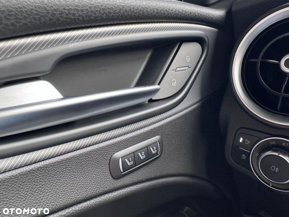 Alfa Romeo Stelvio - 12