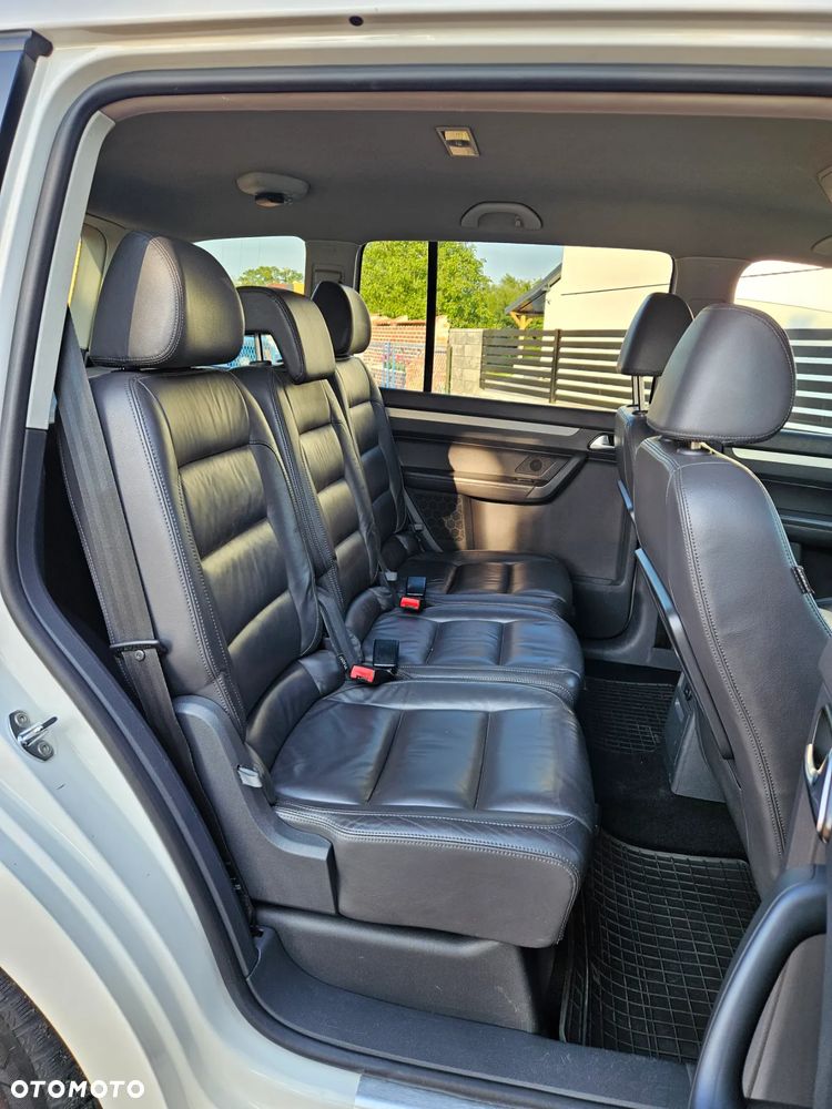 Volkswagen Touran 2.0 TDI DPF R-Line Edition - 25