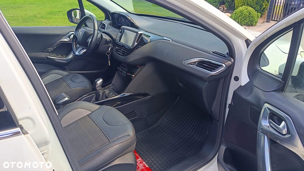Peugeot 2008 1.2 Pure Tech GPF Signature S&S - 7