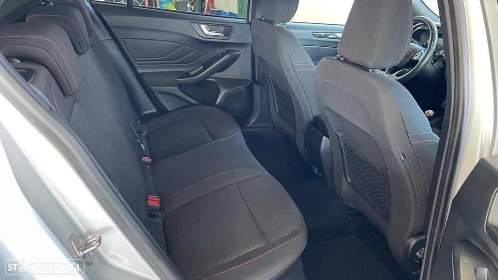 Ford Focus 1.0 EcoBoost S&S ST-LINE - 24