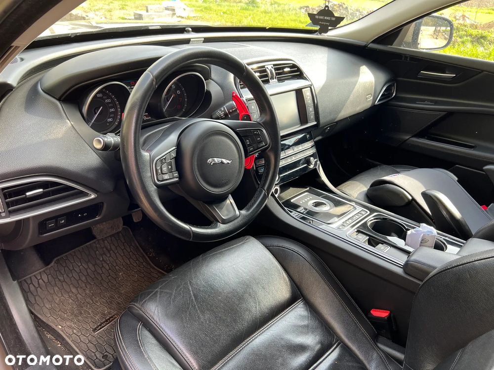 Jaguar XE 2.0 T Pure - 22