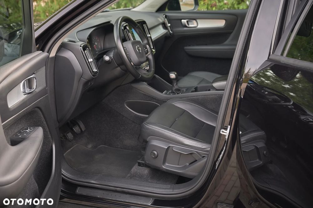 Volvo XC 40 T3 Momentum Pro - 26