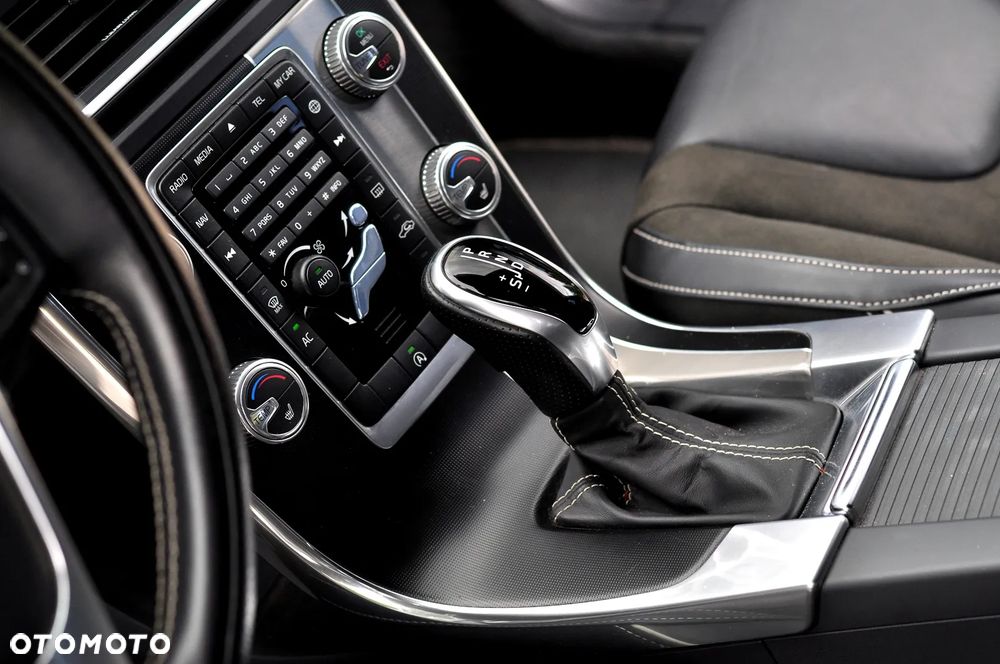 Volvo V60 D4 Geartronic R-Design - 26
