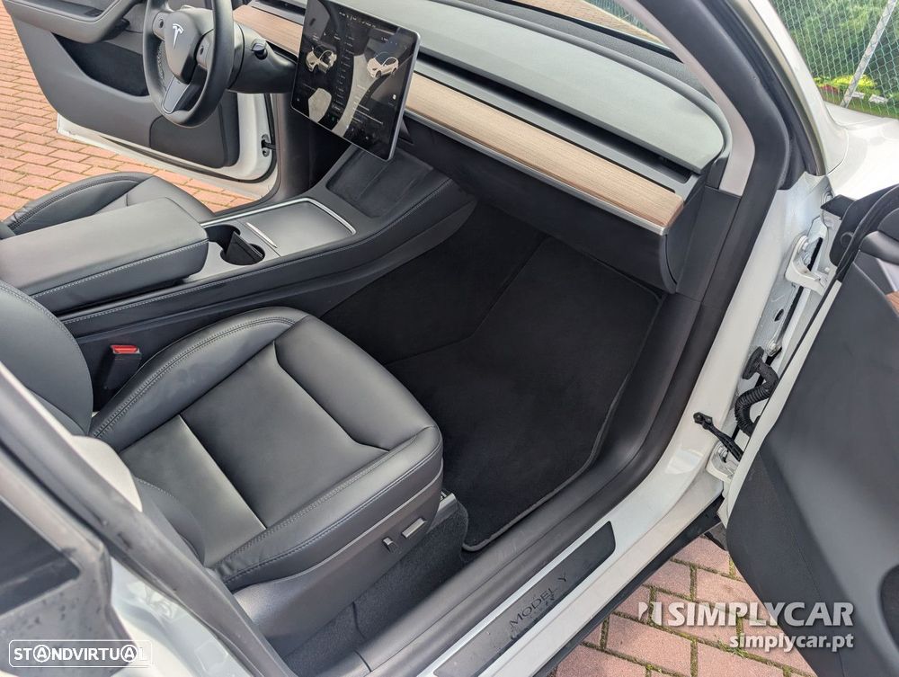 Tesla Model Y - 8