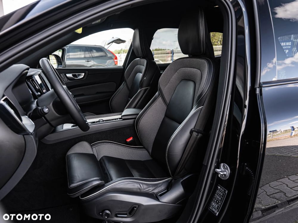 Volvo XC 60 B4 D Plus Dark - 23