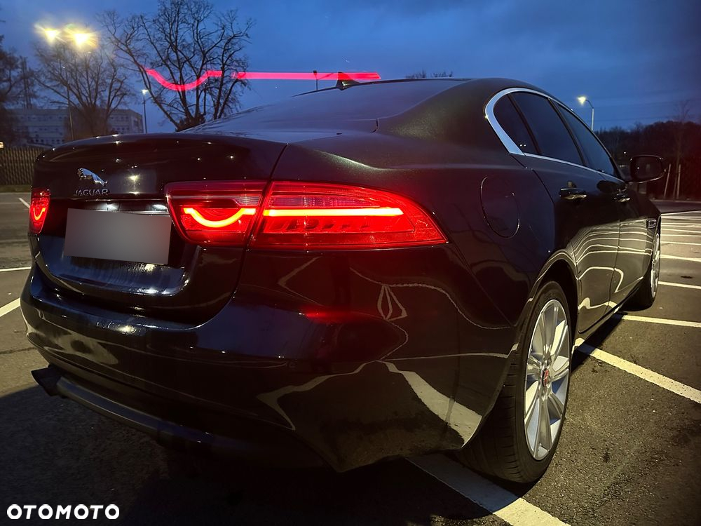 Jaguar XE 2.0 D Prestige - 6