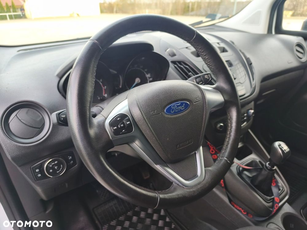 Ford Transit Courier - 28