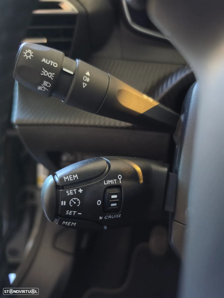 Peugeot 2008 1.2 PureTech Allure - 22