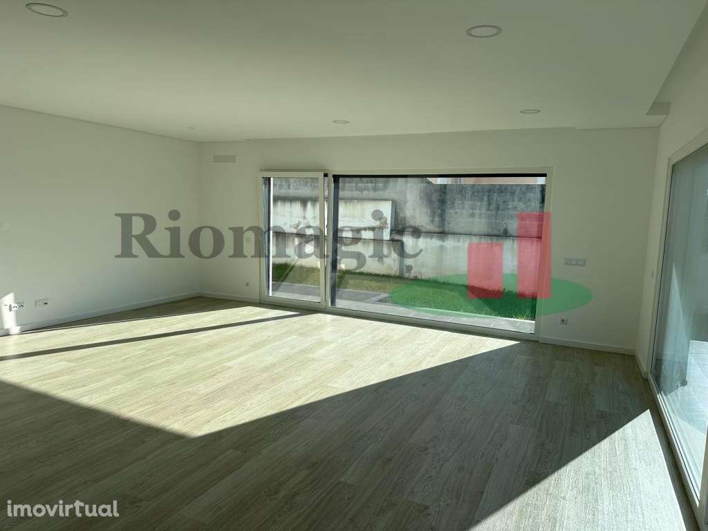 Caldas da Rainha - Excelente Moradia V4 na Urbanização Colina Verde - Grande imagem: 3/32