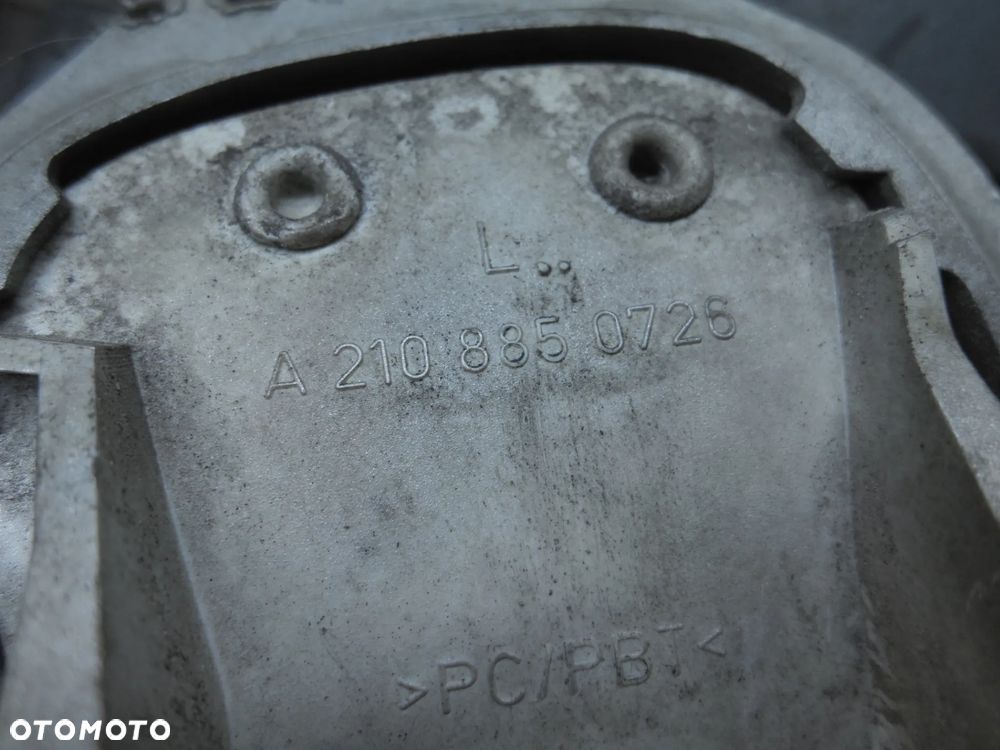 ZAŚLEPKA SPRYSKIWACZA PRAWA MERCEDES E W210 A2108850726 - 2