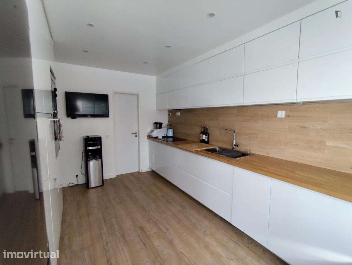 Quarto - localizado em Almada Lisbon - Grande imagem: 5/6