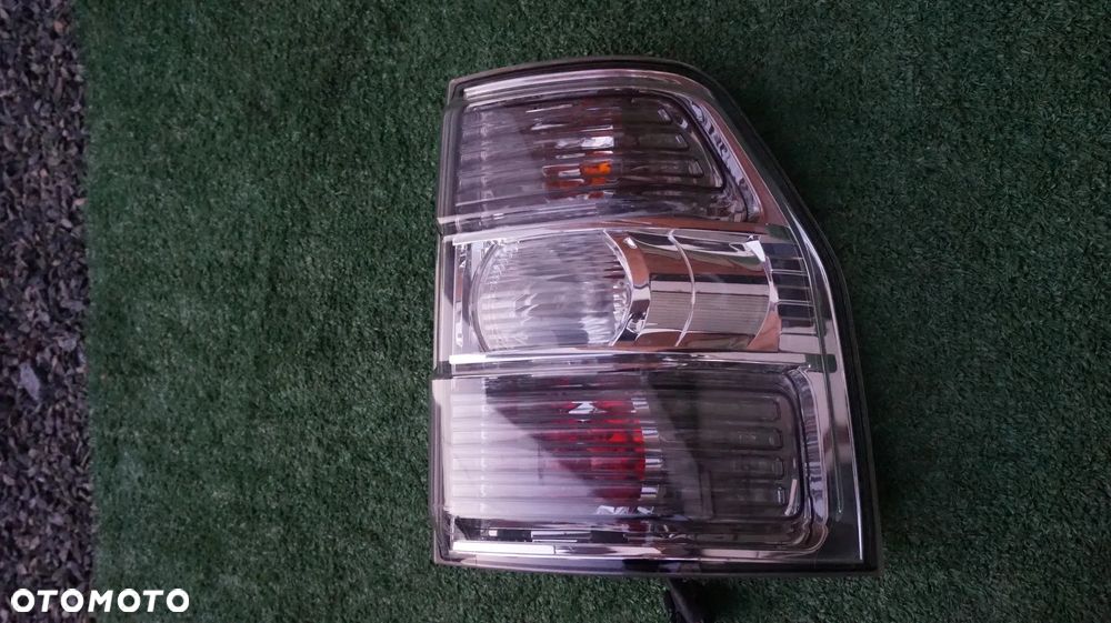 Mitsubishi Pajero IV 3.2 DID 5D LONG lampa tylna prawa tyl oryginal - 2