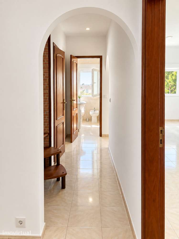 T2+1 remodelado com sótão e excelente luminosidade em Linda-a-Velha - Grande imagem: 2/14