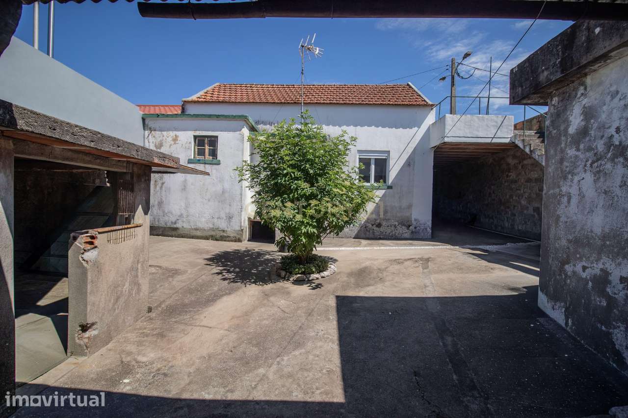 Moradia T3 com garagem e quintal nas Alhadas – a poucos minutos da Fig - Grande imagem: 2/49