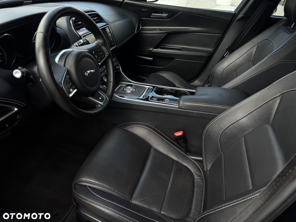 Jaguar XE D200 R-Dynamic SE - 26