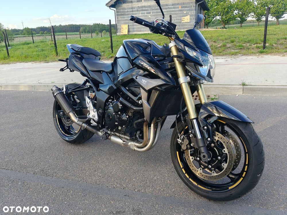Suzuki GSR - 4