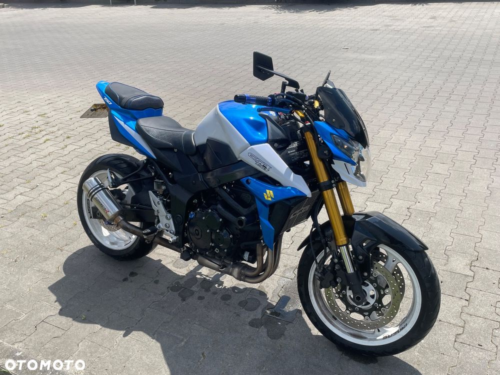 Suzuki GSR - 4