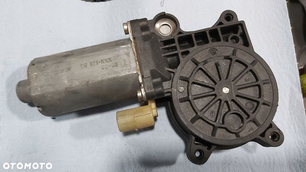 SILNICZEK SZYBY LEWY TYŁ VOLVO S60 0130821777