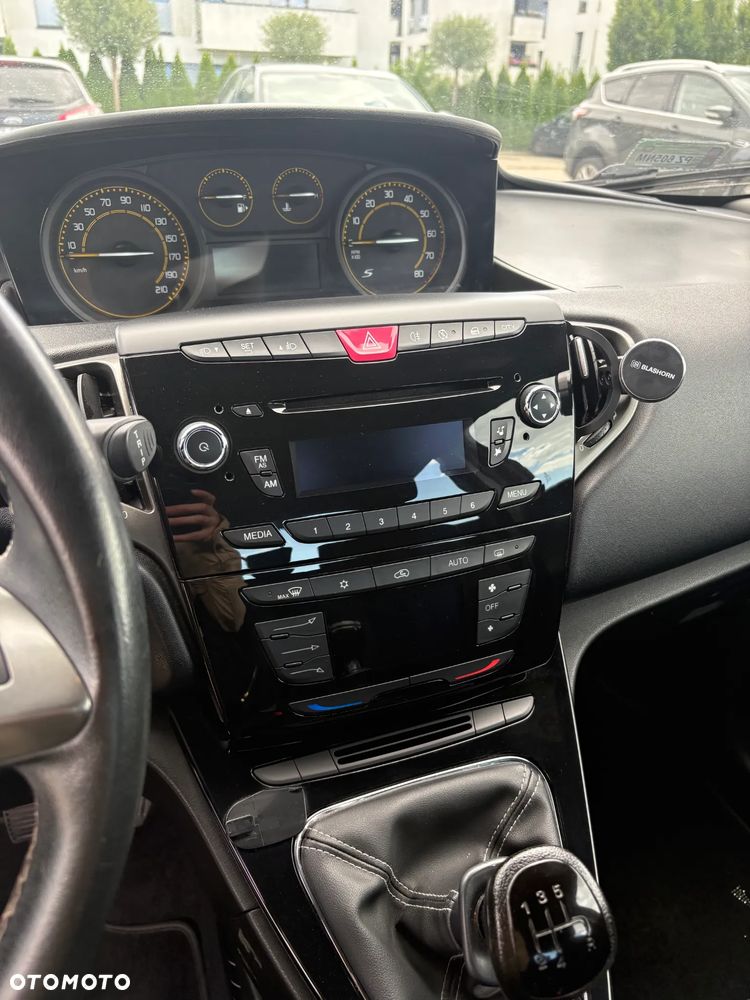 Lancia Ypsilon 1.2 8V Momo S&S - 8