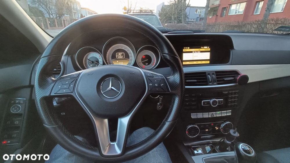 Mercedes-Benz Klasa C 180 CGI BlueEFFICIENCY Avantgarde - 29