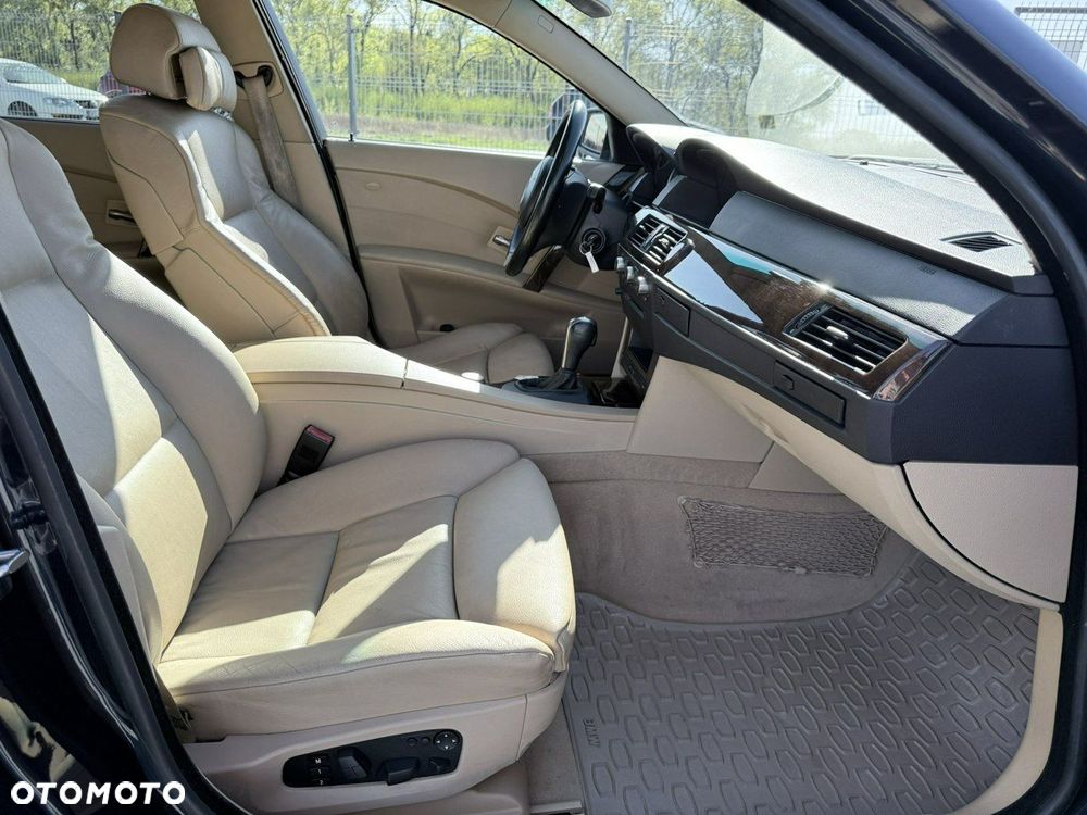 BMW Seria 5 525d - 23