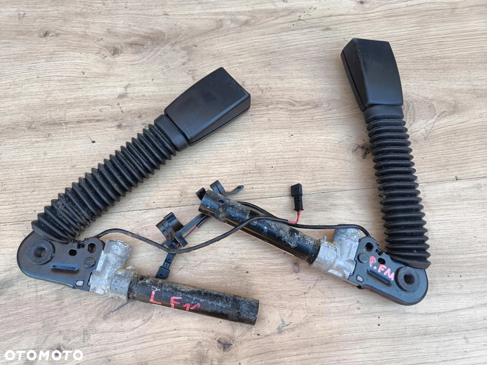 BMW F10 F11 NAPINACZ PASA LEWY PRZÓD PRZEDNI KIEROWCY - 1