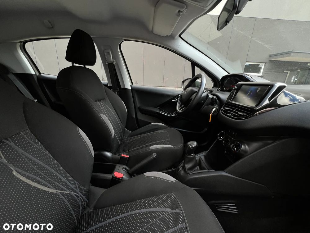 Peugeot 208 - 8