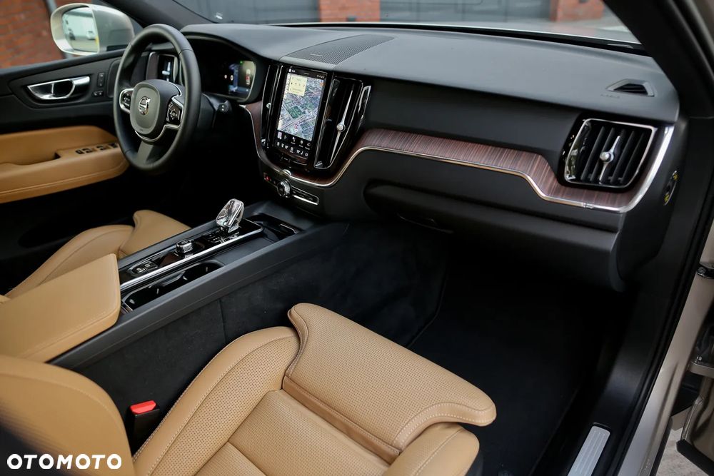 Volvo XC 60 B4 D AWD Ultimate Bright - 24