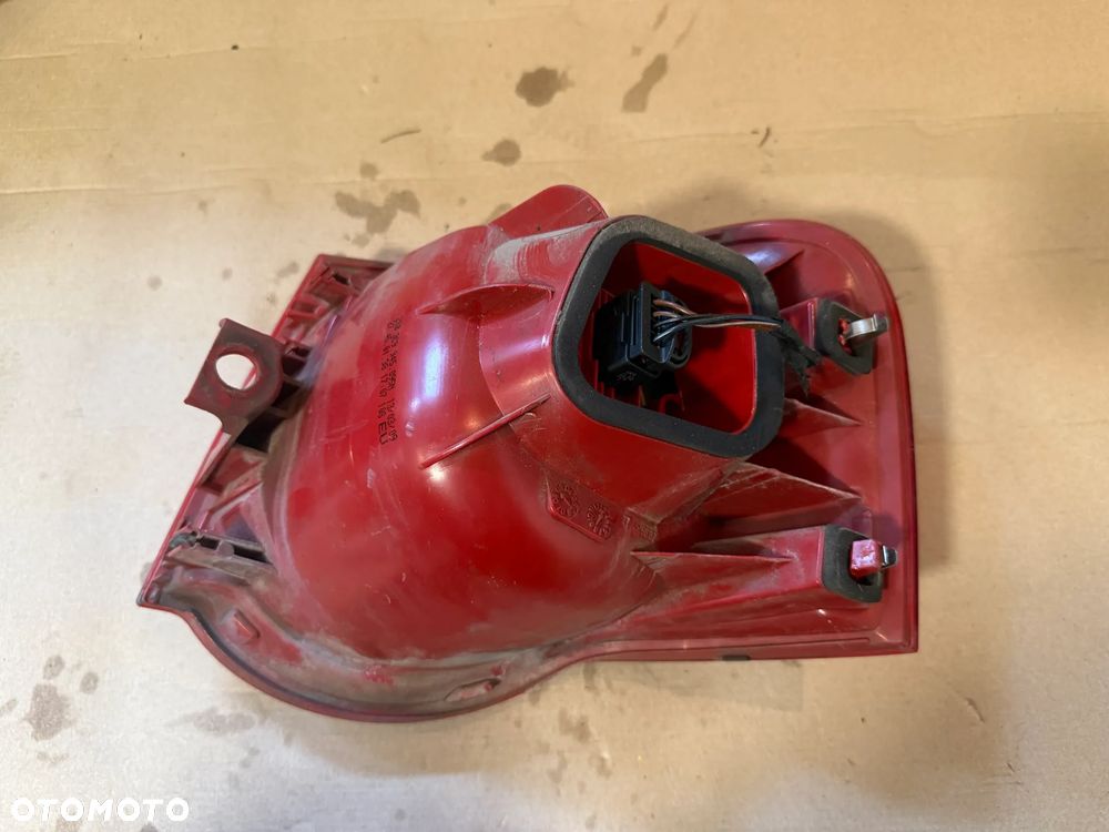 Lampa lewa Volkswagen Passat B6 kombi OE - 2