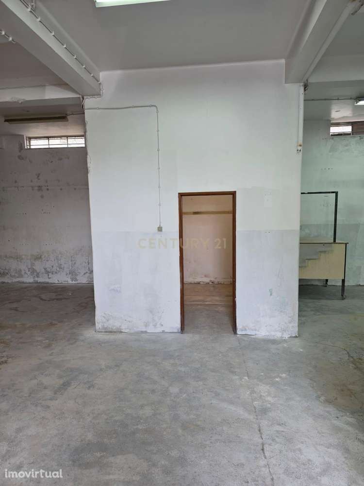 Armazém em localização premium em Linda a Velha para Venda - Grande imagem: 2/5