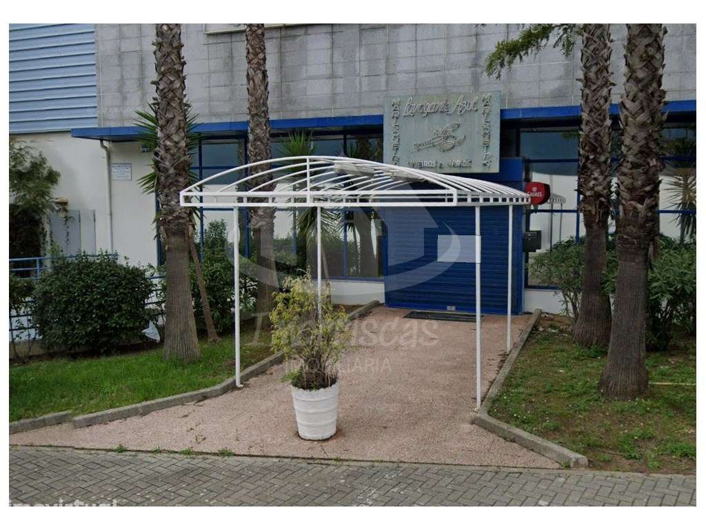 Armazém localizado na prestigiada zona industrial de Vialonga - Grande imagem: 4/15