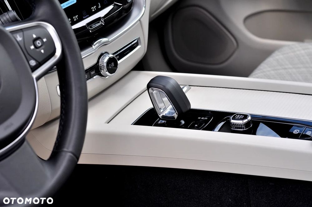 Volvo XC 60 T6 Plug-In Hybrid AWD Core - 31