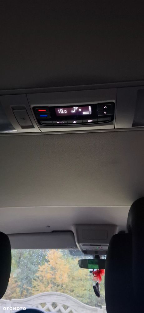 Volkswagen Caravelle - 12
