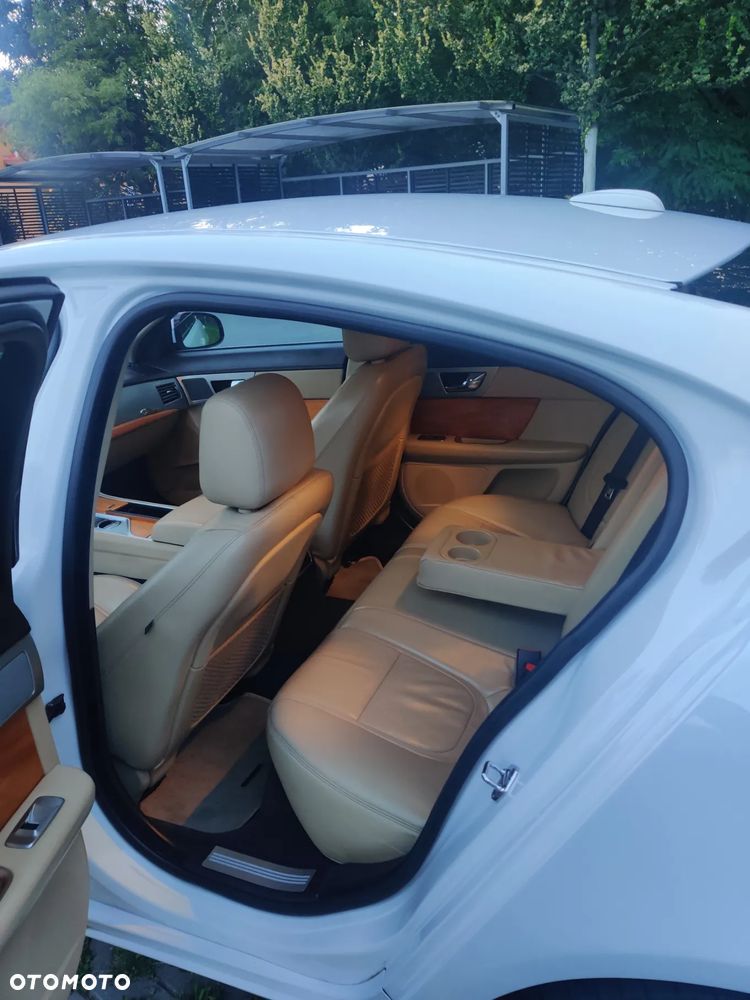 Jaguar XF 2.2 D Luxury - 11