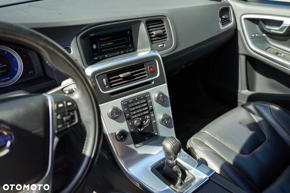 Volvo V60 D5 R-Design - 12