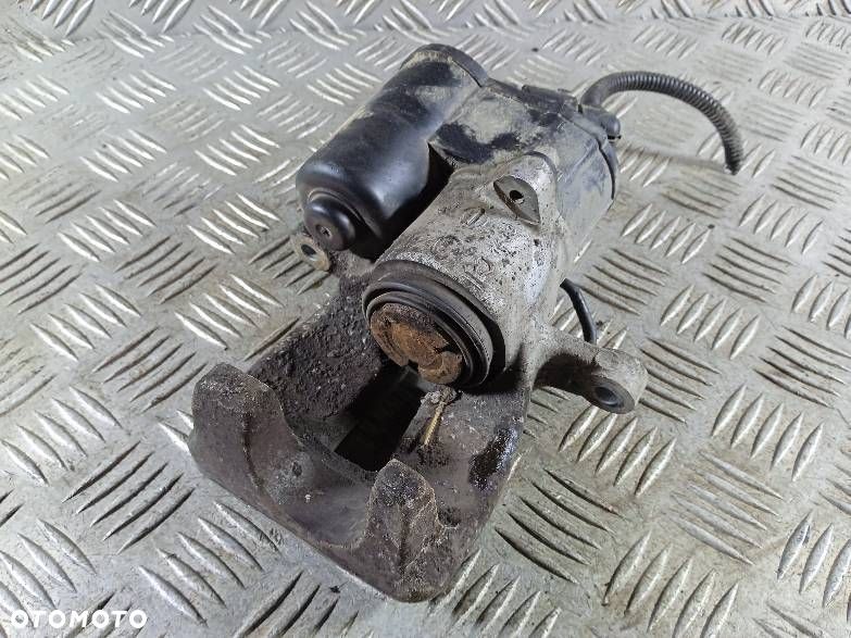 ZACISK LEWY TYLNY VOLKSWAGEN PASSAT B6 - 2