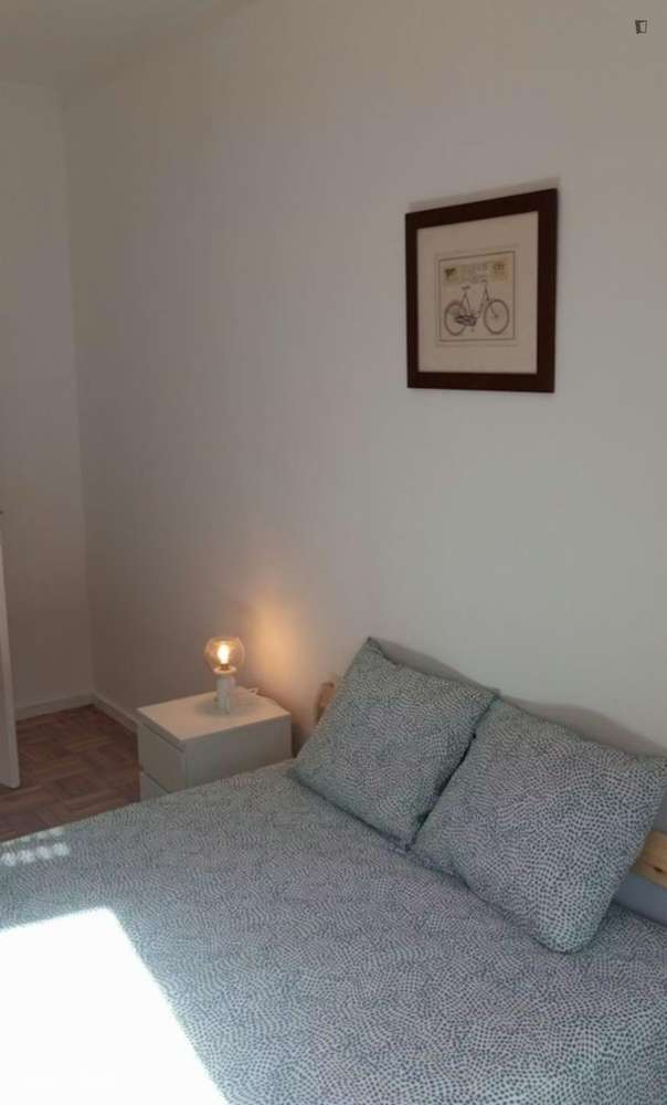 Quarto - localizado em Lordelo do Ouro Porto - Grande imagem: 5/9