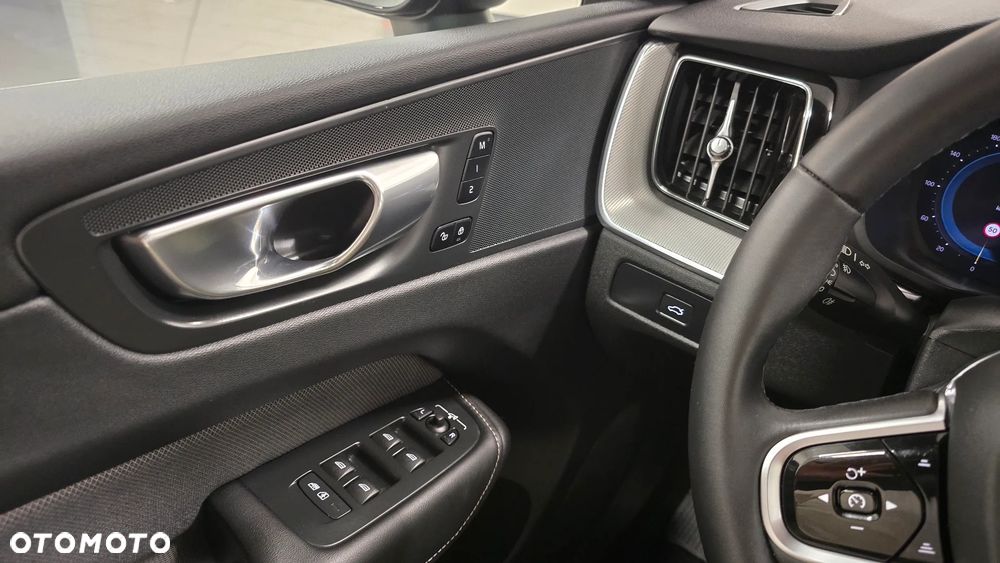 Volvo XC 60 B4 D Plus Dark - 24