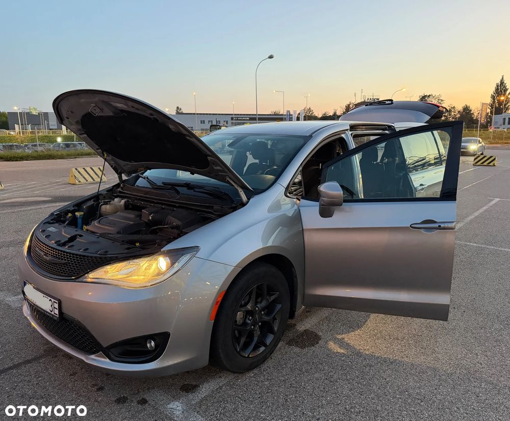 Chrysler Pacifica - 11