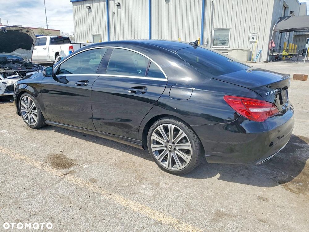 Mercedes-Benz CLA 250 4Matic 7G-DCT - 3
