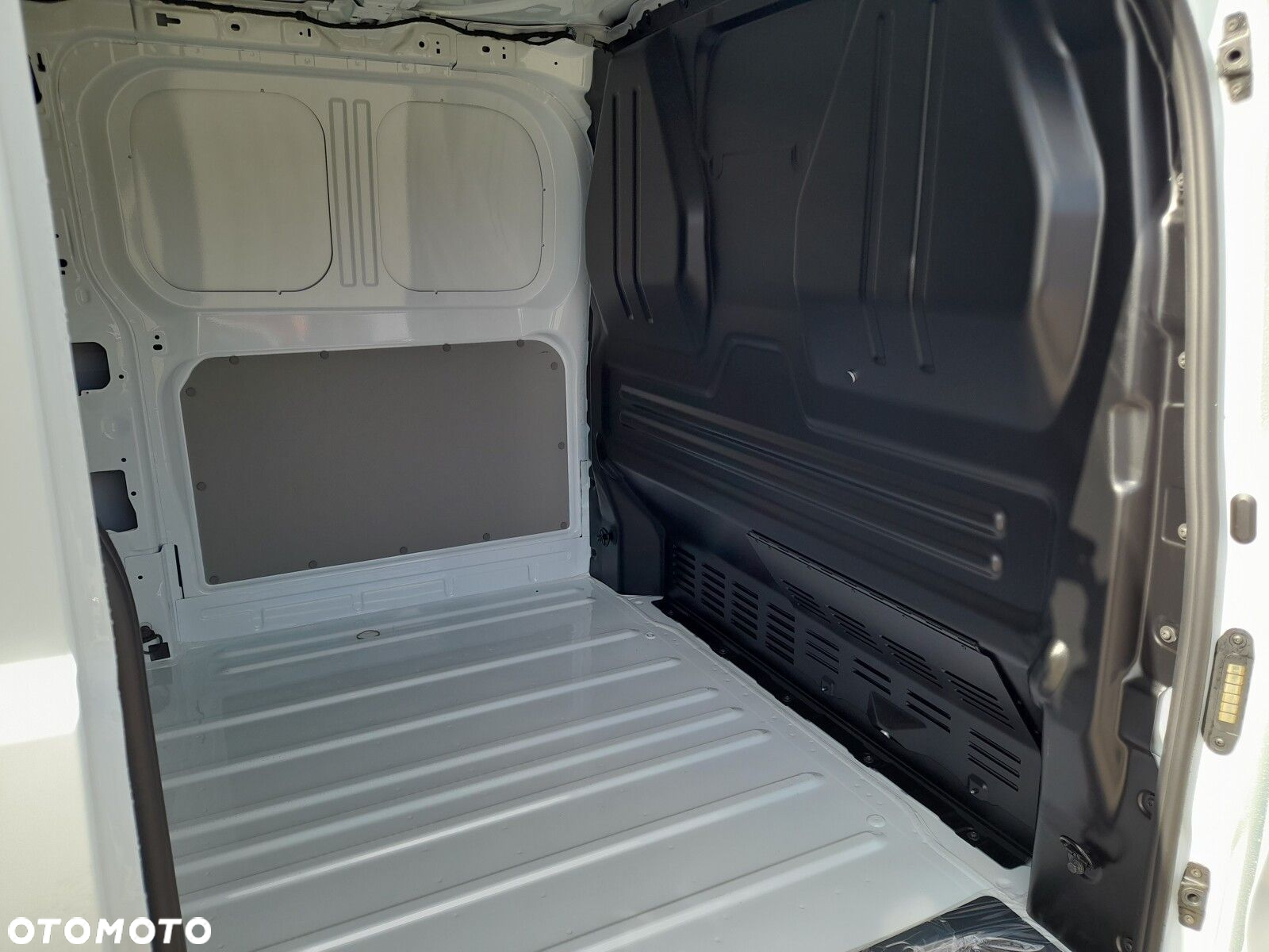 Volkswagen Transporter Furgon 2.0 TDI 150 KM 4MOTION 8-biegowa automatyczna 3500 mm - 13
