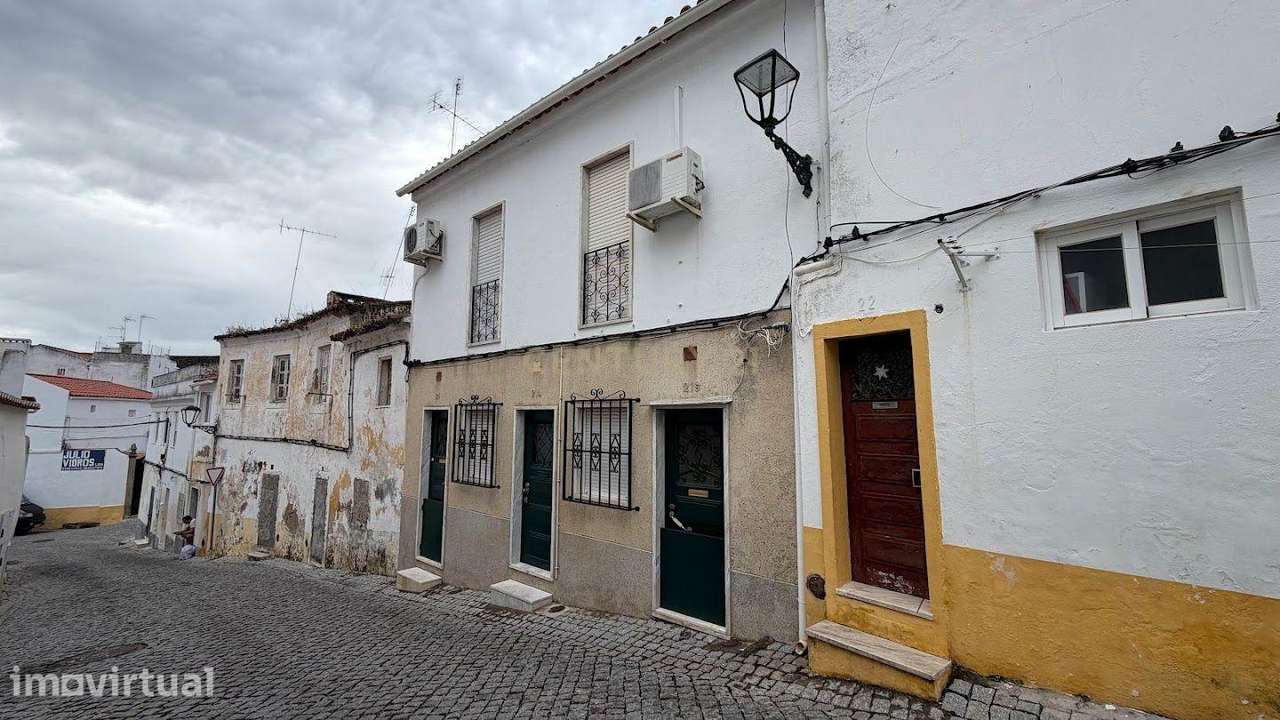 Prédio no centro histórico de Elvas com 4 fracções T1 - Grande imagem: 2/34