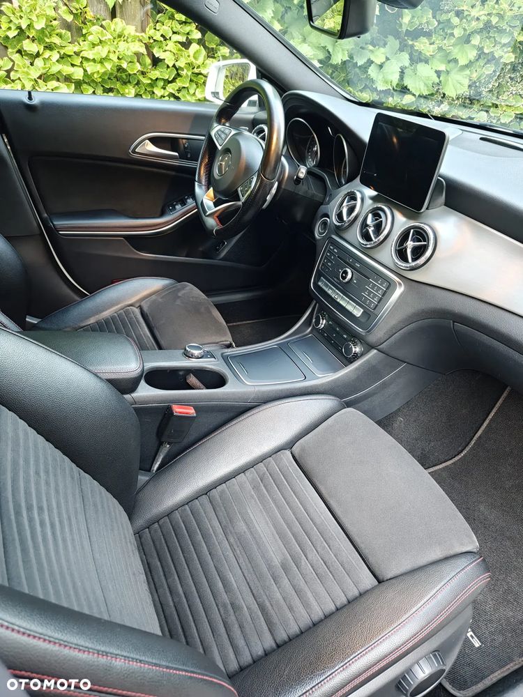 Mercedes-Benz CLA 220 4-Matic AMG Line - 26