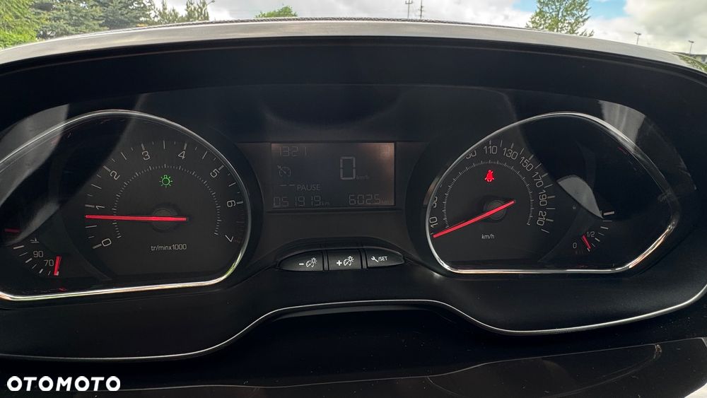 Peugeot 208 1.2 PureTech Style - 12