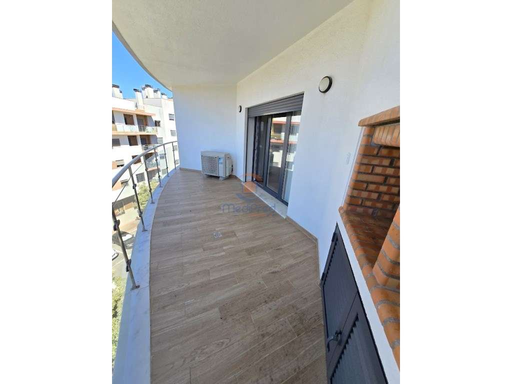 Apartamento T2 Mobilado, com 3 Varandas | Urbanização Jardim da Amo... - Grande imagem: 5/33
