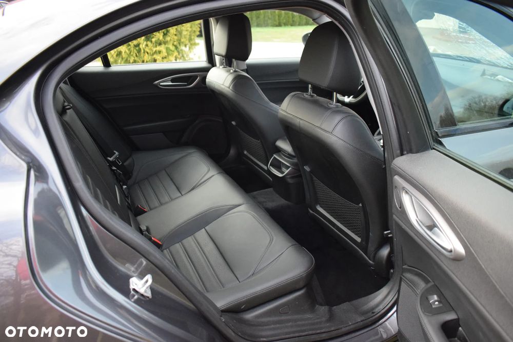 Alfa Romeo Giulia 2.0 Turbo Veloce Q4 - 12