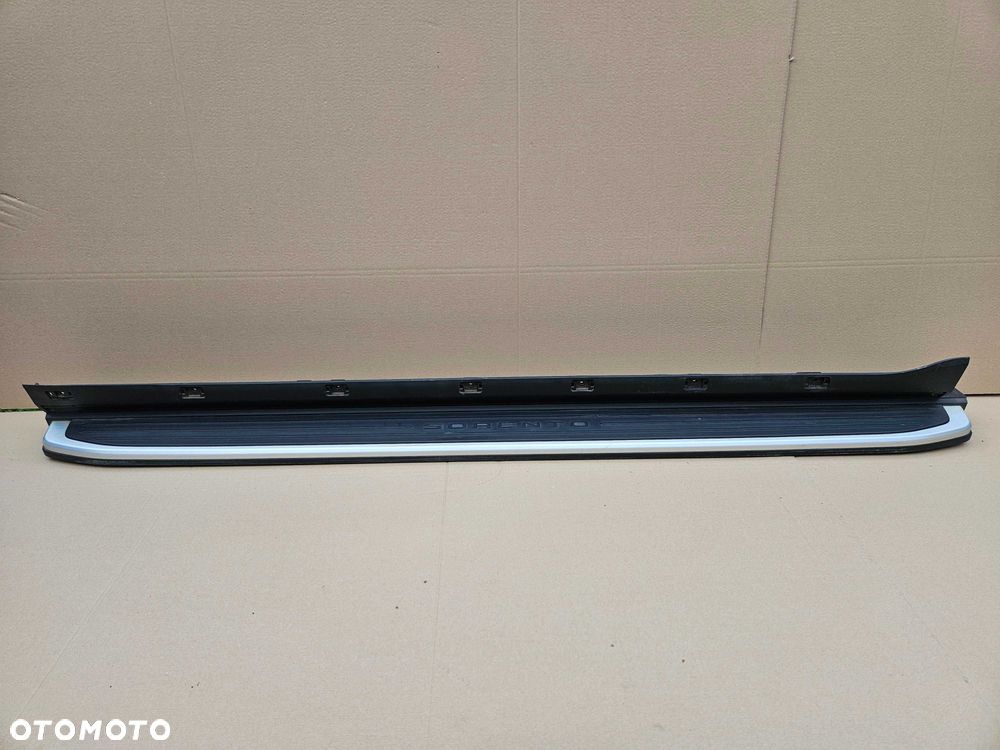 KIA SORENTO IV 20- próg listwa progowa prawa stopień P2F37-AC020