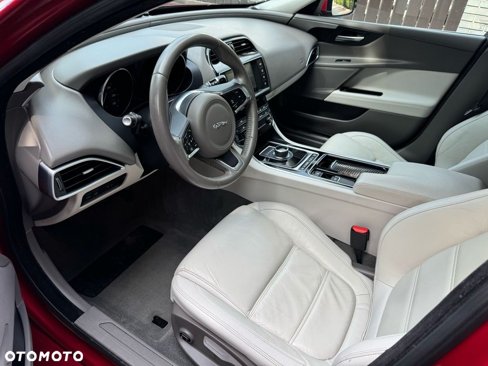 Jaguar XE ver-2-0-d-awd-portfolio - 16
